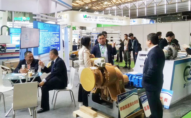 豐源機(jī)械潘榮常總經(jīng)理、銷售經(jīng)理正在為客戶講解各行各業(yè)對羅茨鼓風(fēng)機(jī)的肯定以及未來羅茨鼓風(fēng)機(jī)行業(yè)的美好發(fā)展遠(yuǎn)景。