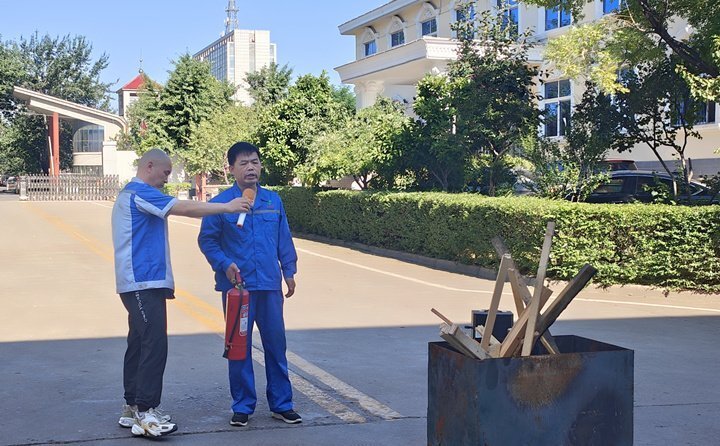 首先消防安全員對消防器材如何使用進行細致講解，并現(xiàn)場演示。